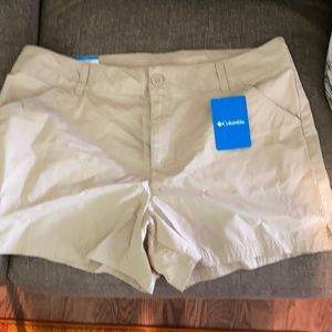 Columbia light tan shorts